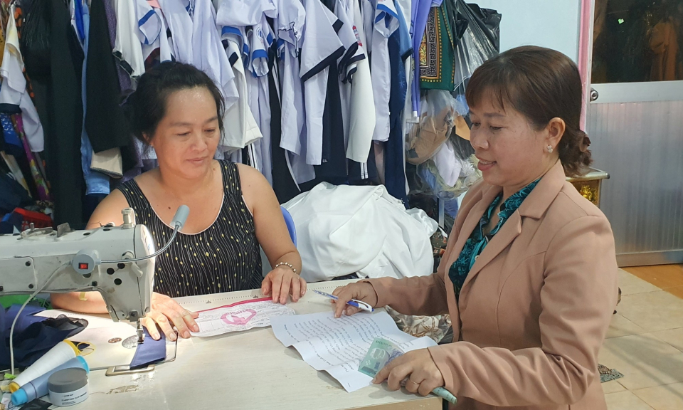 Tân Thạnh: Tổ trưởng tổ tiết kiệm vay vốn  tận tụy với công việc