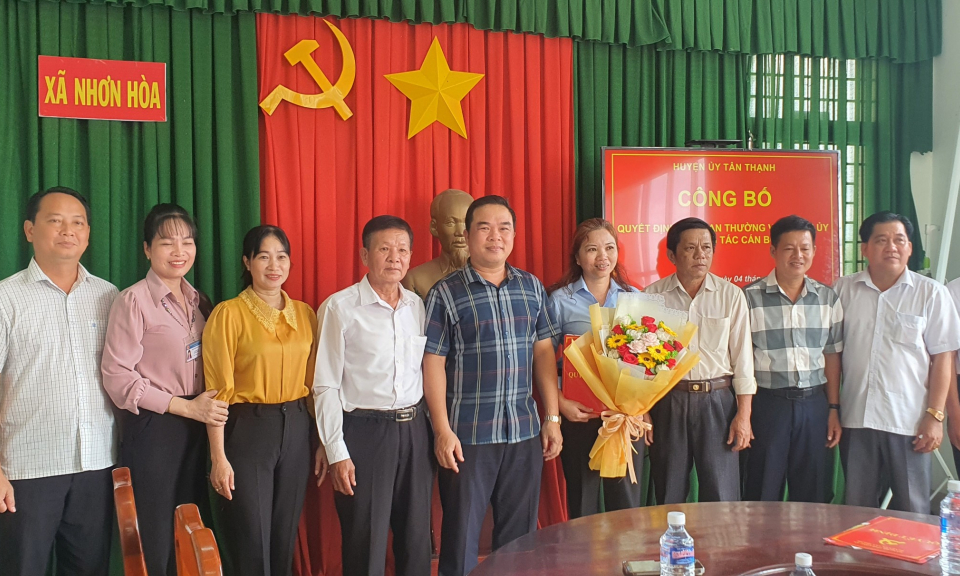  Ban Thường vụ Huyện ủy Tân Thạnh trao quyết định về công tác cán bộ
