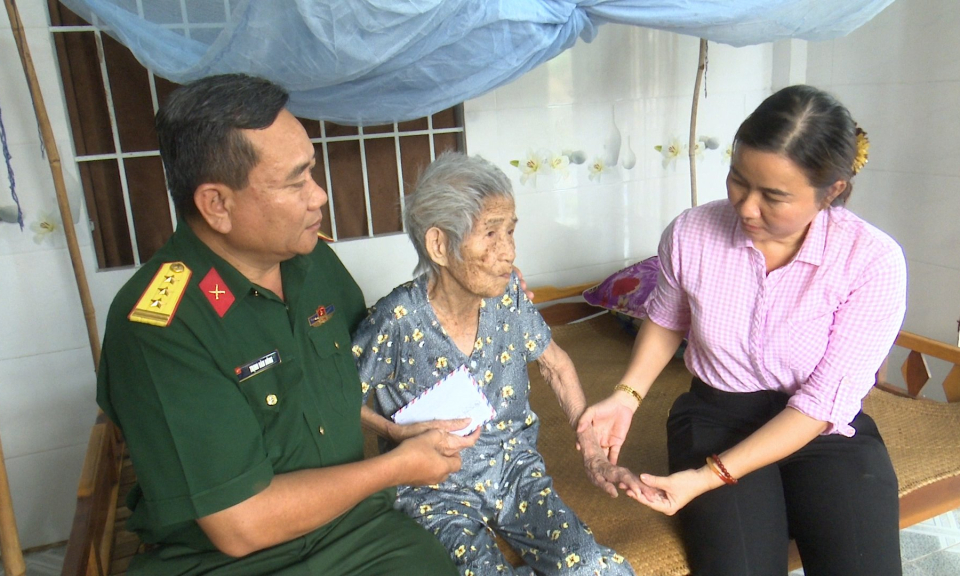 Đức Hòa thăm tặng quà Mẹ Việt Nam anh hùng