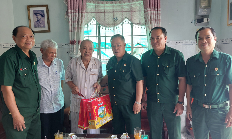 Hội Cựu chiến binh tỉnh thăm tặng quà chiến sĩ Điện Biên Phủ