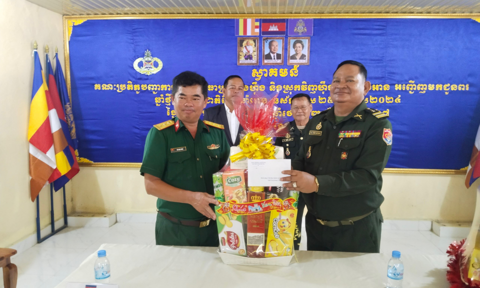 Ban CHQS huyện Vĩnh Hưng thăm, chúc tết Chôl Chnăm Thmây tại Campuchia