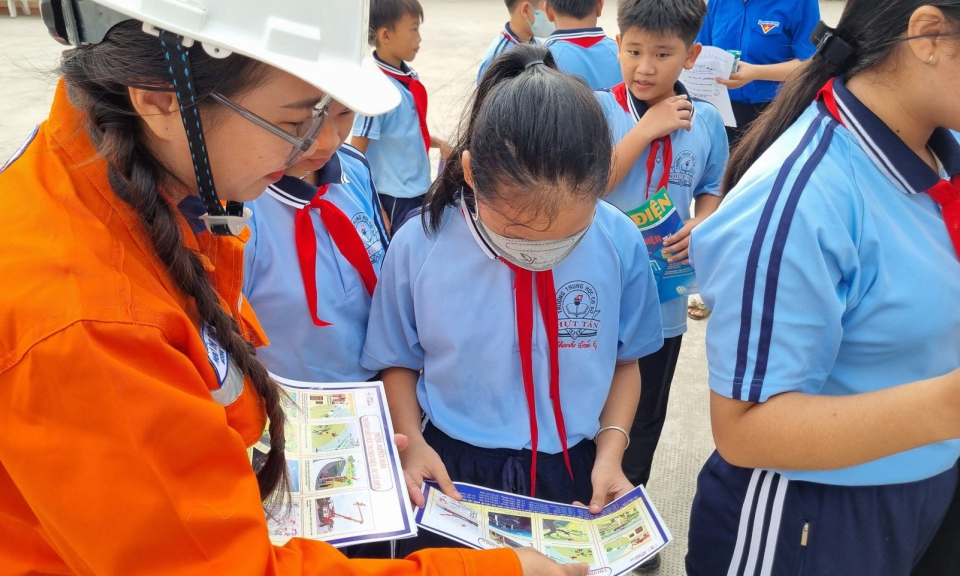 Điện lực Tân Trụ cảnh báo thả diều gần đường dây điện