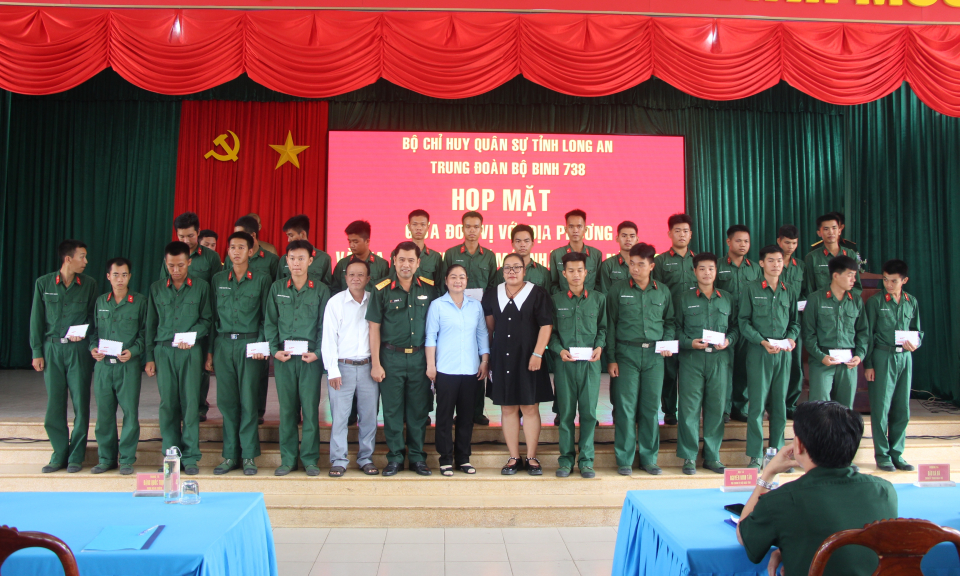 Thủ Thừa: Thăm chiến sĩ mới tại Trung đoàn bộ binh 738