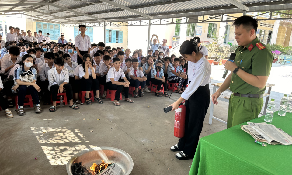 Tân Trụ học sinh cấp 2 trải nghiệm thực hành kỹ năng phòng cháy chữa cháy và cứu nạn cứu hộ 