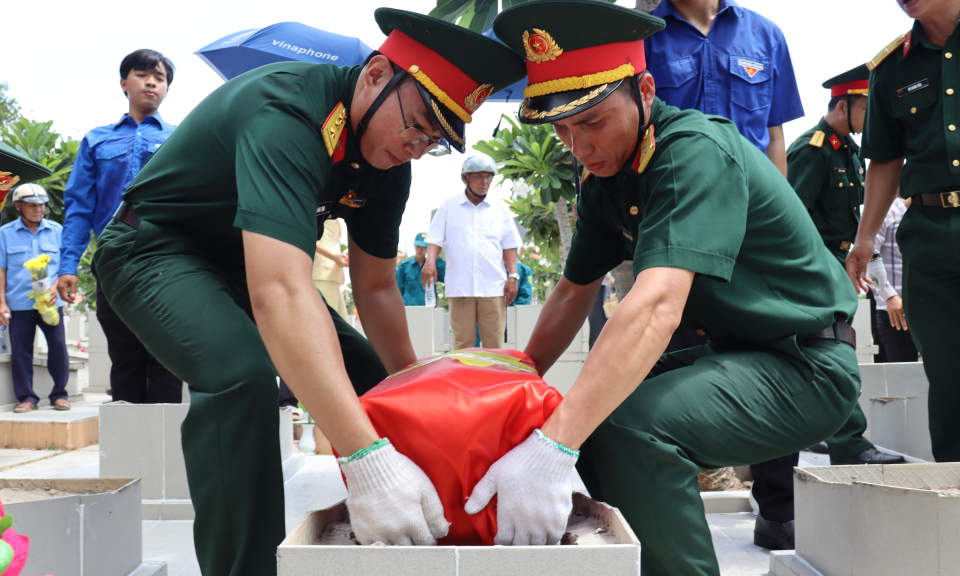 Cần Giuộc an táng hài cốt liệt sĩ tại nghĩa trang liệt sĩ huyện