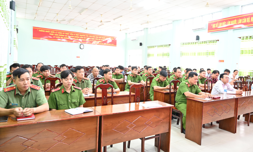 Bến Lức khai giảng lớp sơ cấp lý luận chính trị năm 2024