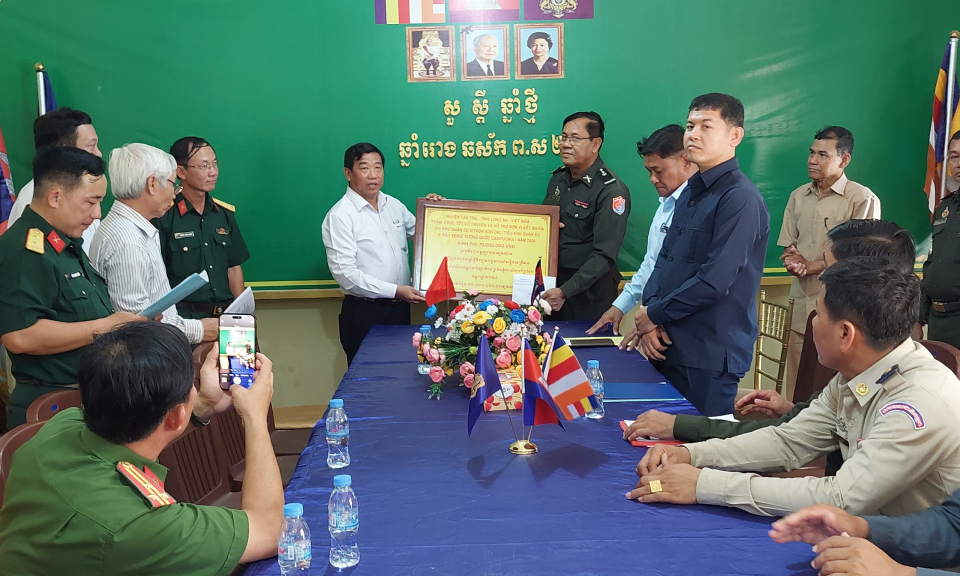 Lãnh đạo huyện Tân Trụ Tết cổ truyền tại chi khu quân sự Sithor Kandal, Campuchia