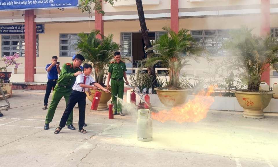 Tân Hưng tuyên truyền, trải nghiệm, thực hành chữa cháy và cứu nạn, cứu hộ