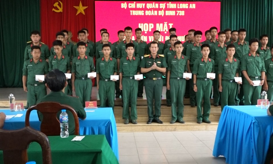 Kiến Tường thăm chiến sĩ mới đang tham gia huấn luyện tại Trung đoàn bộ binh 738.