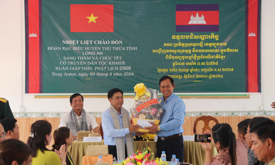 Thủ Thừa: Chúc Tết cổ truyền Chol Chnăm Thmây Chi khu Quân sự Svay Anto,  Campuchia