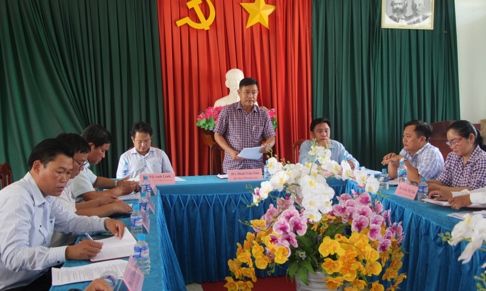 Ban thường vụ Huyện ủy Thủ Thừa làm việc với xã Tân Long về xây dựng nông thôn mới