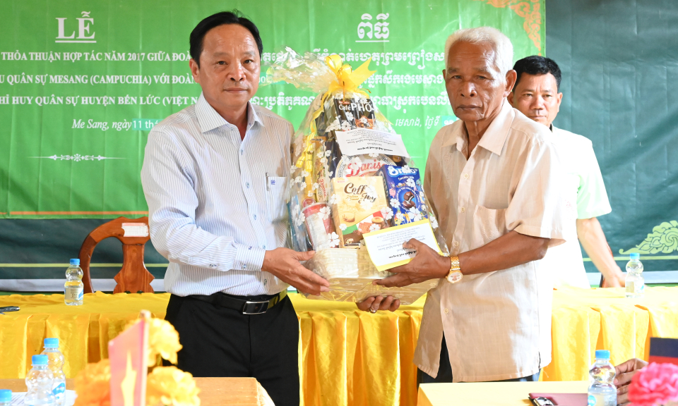 Lãnh đạo huyện Bến Lức chúc Tết cổ truyền dân tộc Khmer tại Chi khu Quân sự Mê Sang, Campuchia