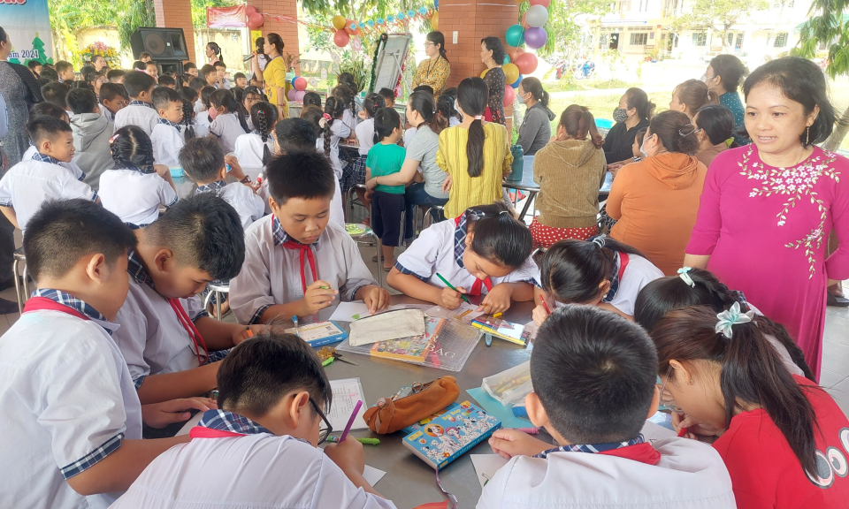 “Ngày hội đọc sách” tại trường tiểu học Hướng Thọ Phú, TP Tân An