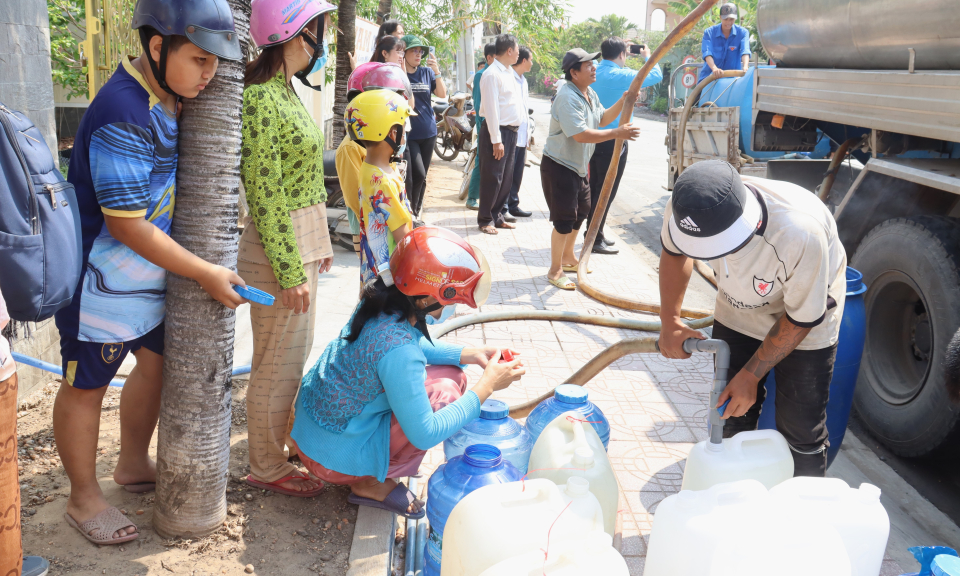 Trường Đại học Khoa học Xã hội và Nhân văn Thành phố Hồ Chí Minh tặng nước sạch miễn phí tại Cần Đước