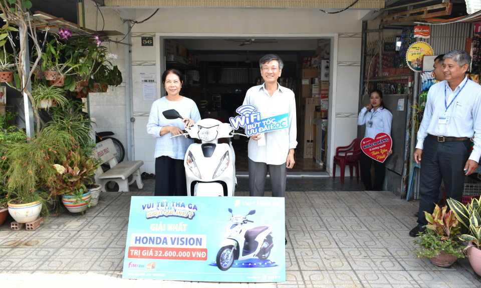 VNPT Long An trao thưởng khách hàng tại Tân Thạnh