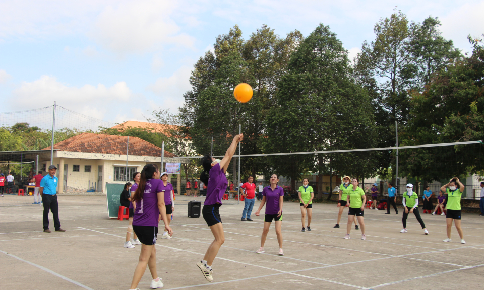 Trường THPT Thủ Thừa giao lưu thể thao 