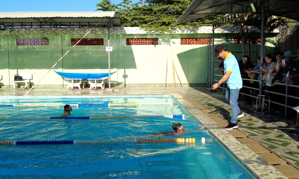 Tân Thạnh tổ chức giải Bơi lội học sinh năm 2024
