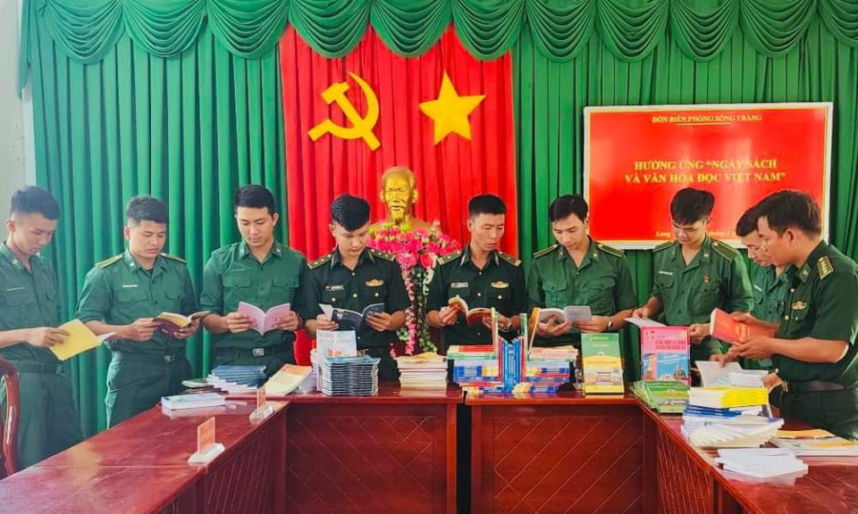 Đồn Biên phòng Sông Trăng hưởng ứng Ngày Sách và Văn hóa đọc Việt Nam