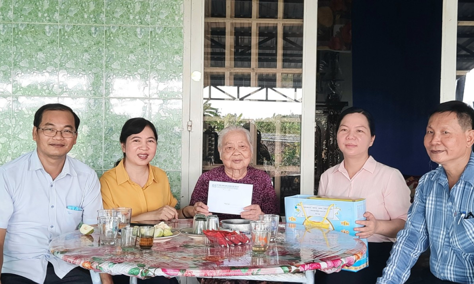 Thành phố Tân An khám sức khoẻ, tặng quà Mẹ Việt Nam anh hùng