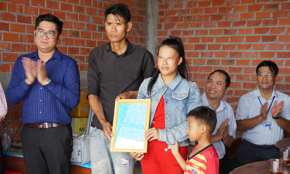 Mộc Hóa bàn giao nhà Mái ấm tình thương tại thị trấn Bình Phong Thạnh