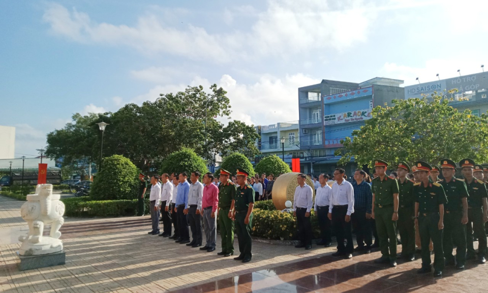 Thạnh Hóa tổ chức viếng Đền thờ liệt sĩ huyện 