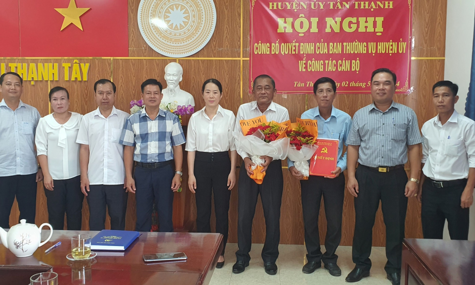 Ban Thường vụ Huyện ủy Tân Thạnh trao Quyết định về công tác cán bộ