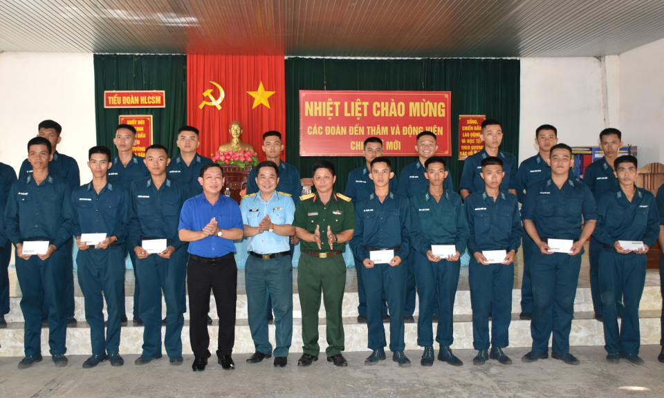 Lãnh đạo huyện Tân Thạnh thăm, động viên chiến sĩ mới tại Sư đoàn 367