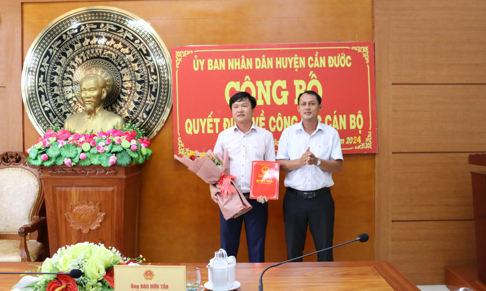 UBND huyện Cần Đước công bố Quyết định về công tác cán bộ