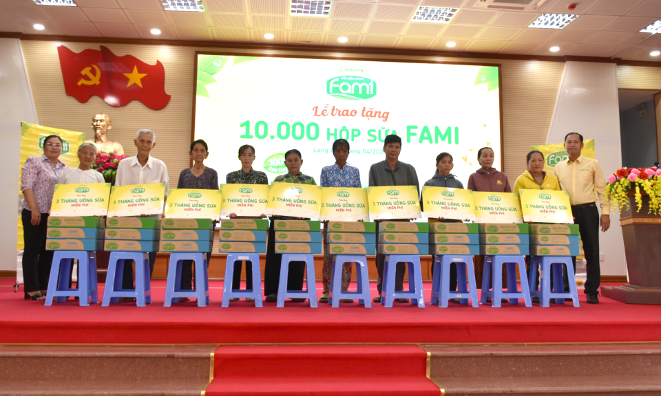 Công ty Sữa đậu nành Việt Nam Vinasoy trao tặng sữa cho phụ nữ nghèo, khó khăn