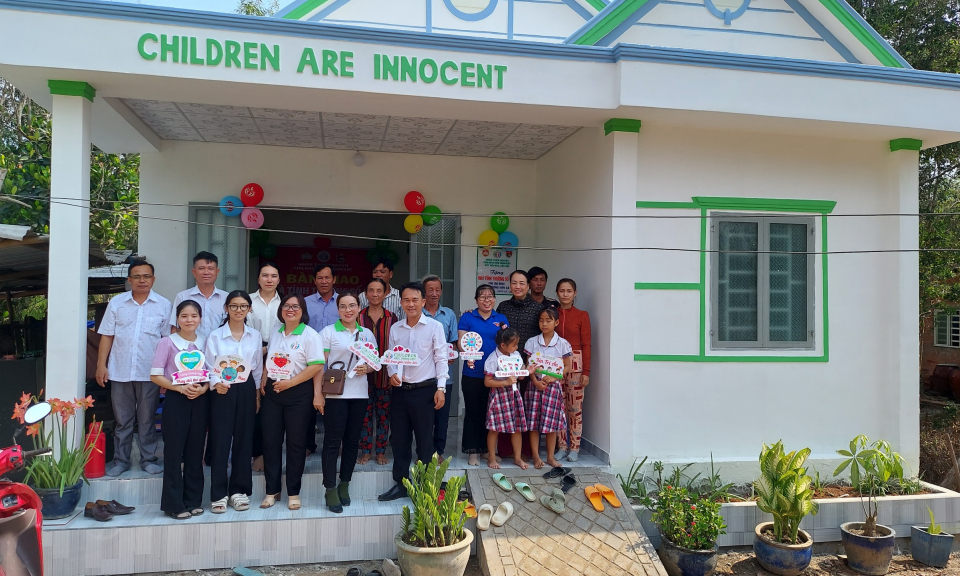 Nhóm Thiện nguyện Children Are Innocent trao nhà Tình thương tại xã Thuận Bình, huyện Thạnh Hóa