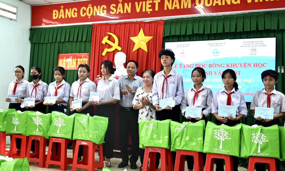 Bến Lức trao tặng 32 suất học bổng khuyến học Huỳnh Văn Một