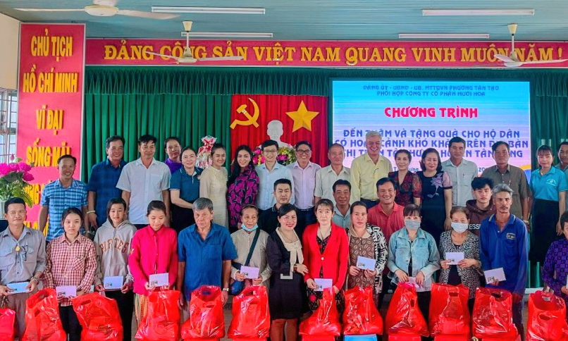 Thăm, tặng quà cho hộ dân có hoàn cảnh khó khăn huyện Tân Hưng