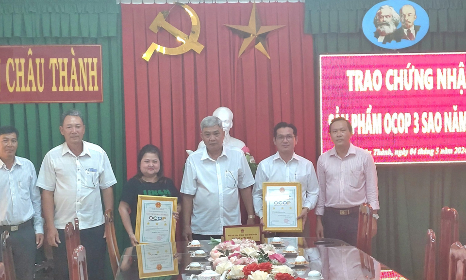 Huyện Châu Thành Trao giấy chứng nhận cho 4 sản phẩm  đạt tiêu chuẩn OCOP 3 sao năm 2024. 