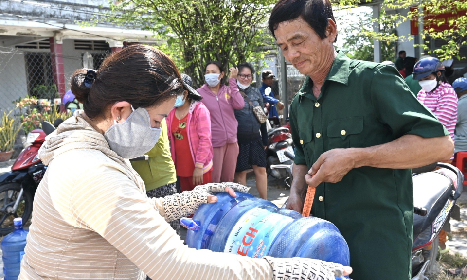 Hội Cựu Chiến binh huyện Bến Lức trao tặng nước uống cho người dân vùng hạn mặn