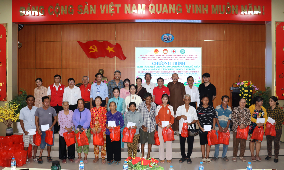 Hội Chữ thập đỏ quận 8 - Thành phố Hồ Chí Minh tặng quà cho hộ khó khăn tại Cần Đước