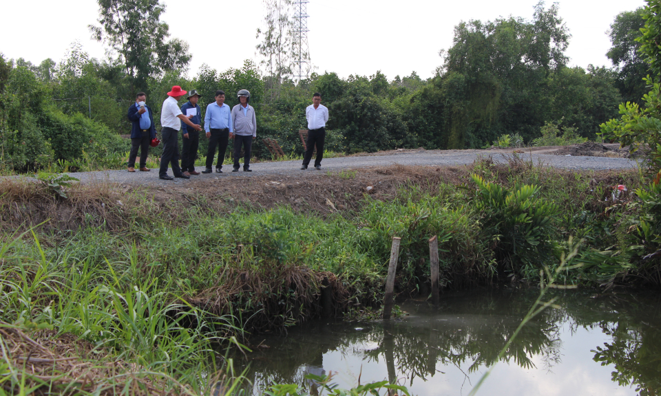  Bí thư Huyện ủy Thủ Thừa khảo sát hệ thống thủy lợi tại xã Tân Thành
