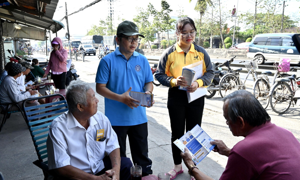 Bến Lức tuyên truyền, vận động người dân tham gia bảo hiểm xã hội, bảo hiểm y tế