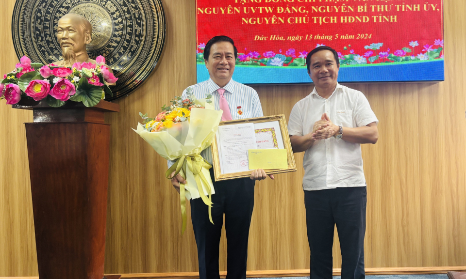 Bí thư Tỉnh ủy trao huy hiệu Đảng tại huyện Đức Hòa