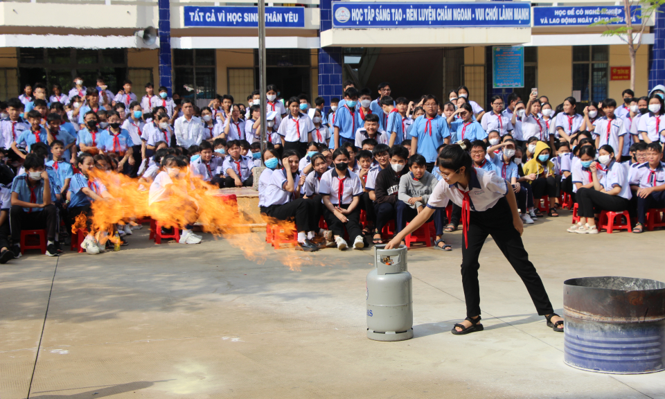 Thủ Thừa: Trường THCS thị trấn tuyên truyền nâng cao ý thức cho học sinh