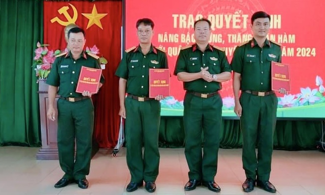 Tân Hưng nâng lương, thăng quân hàm quân nhân chuyên nghiệp