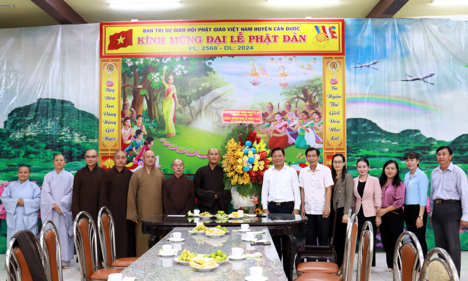 Phó Chủ tịch UBND tỉnh thăm, chúc mừng Đại lễ Phật đản tại Cần Đước