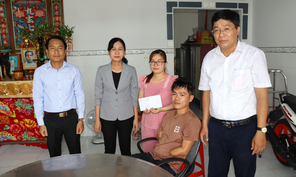 Cần Đước thăm hỏi, tặng quà hỗ trợ nạn nhân bị tai nạn lao động tại xã Phước Đông
