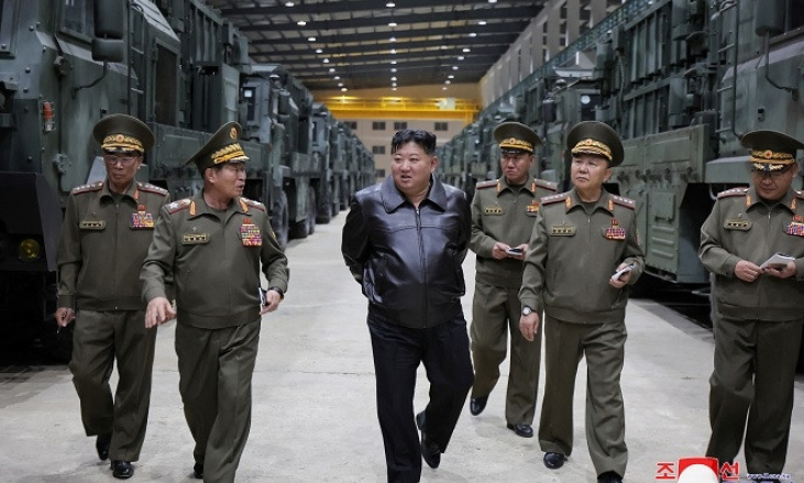 Ông Kim Jong-un thị sát hệ thống tên lửa chiến thuật mới