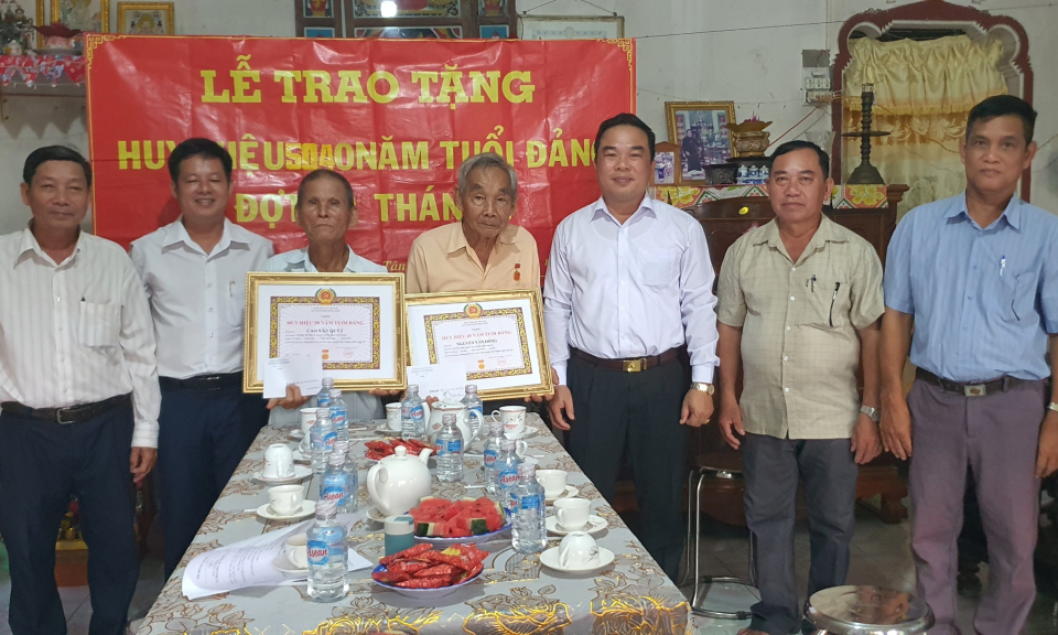 Bí Thư Huyện ủy Tân Thạnh trao huy hiệu đảng cho đảng viên cao niên