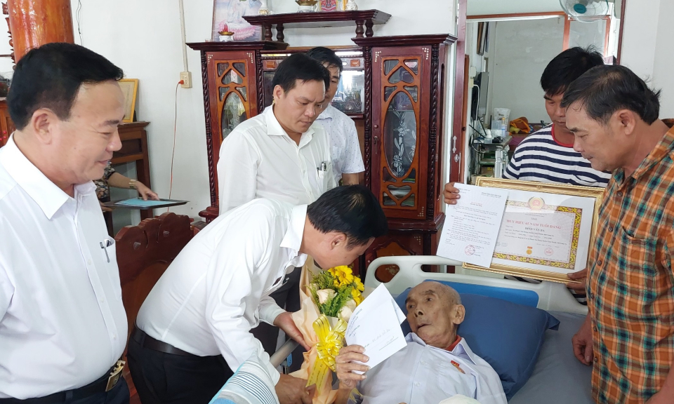 Tỉnh ủy Long An trao huy hiệu 65 năm tuổi Đảng tại huyện Châu Thành