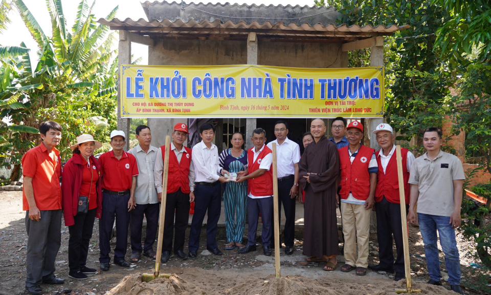 “Hành trình nhân đạo - Trao nhận yêu thương” tại huyện Tân Trụ