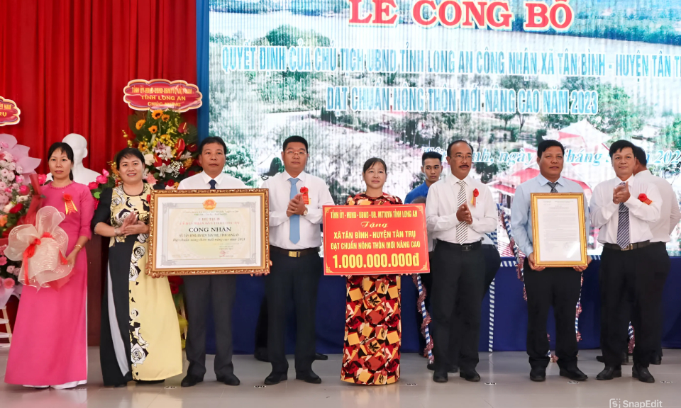  Xã Tân Bình, huyện Tân Trụ đón nhận danh hiệu xã nông thôn mới nâng cao