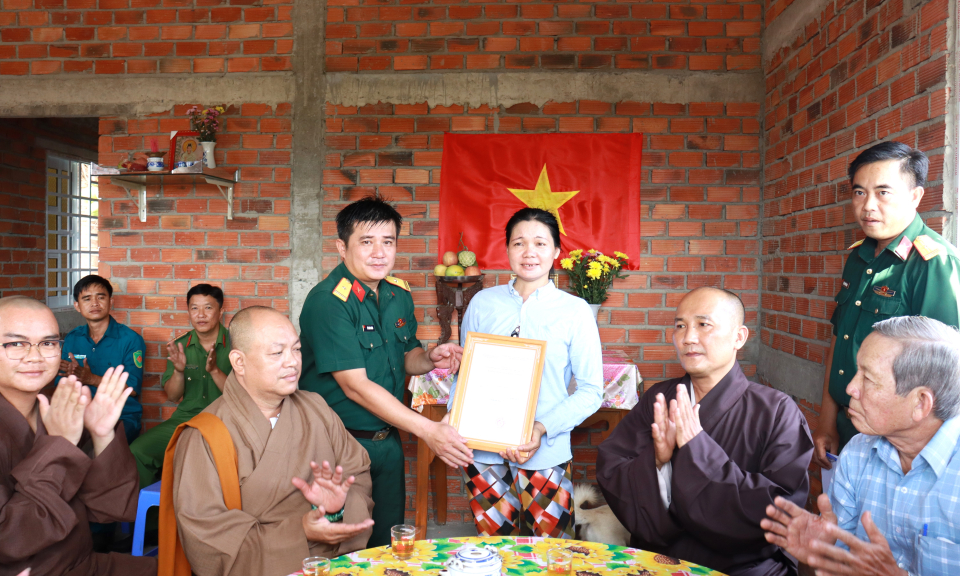 Cần Đước tổ chức bàn giao nhà Tình nghĩa quân dân tại xã Phước Đông