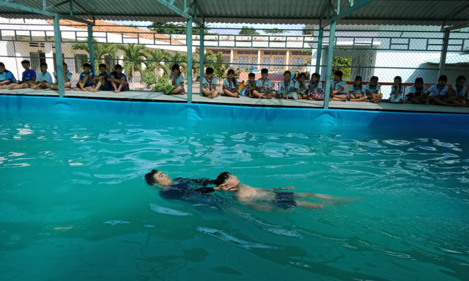 Thạnh Hóa phát động tập luyện môn bơi, phòng chống đuối nước