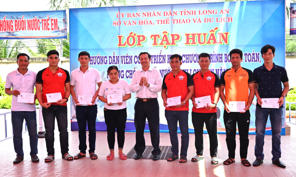 Bến Lức bế giảng lớp tập huấn nghiệp vụ hướng dẫn viên bơi lội